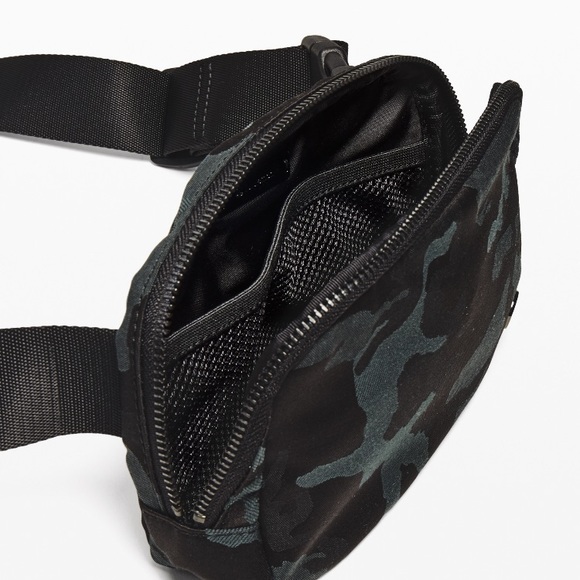 Camo Lululemon everywhere best bag NWT - Picture 2 of 7